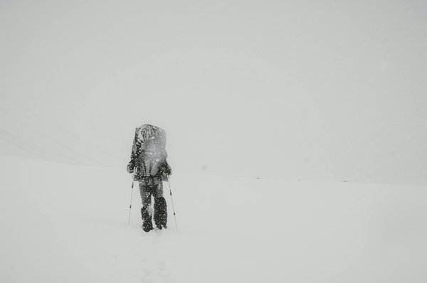 Où trouver une location de vacances en Laponie avec des excursions en motoneige et des cours de survie en milieu polaire?