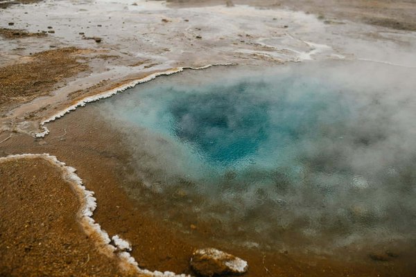 Où trouver les meilleures sources thermales cachées en Islande : lieux et périodes idéales ?